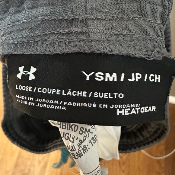 UNDER ARMOUR | Youth Small Grey Shorts - Picture 2 of 4